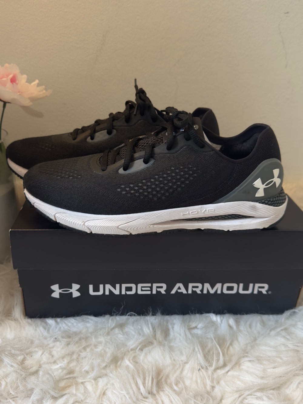 Under Armour HOVR Sonic 5 Black and White Knit Running Shoes size:8.5. Excellent